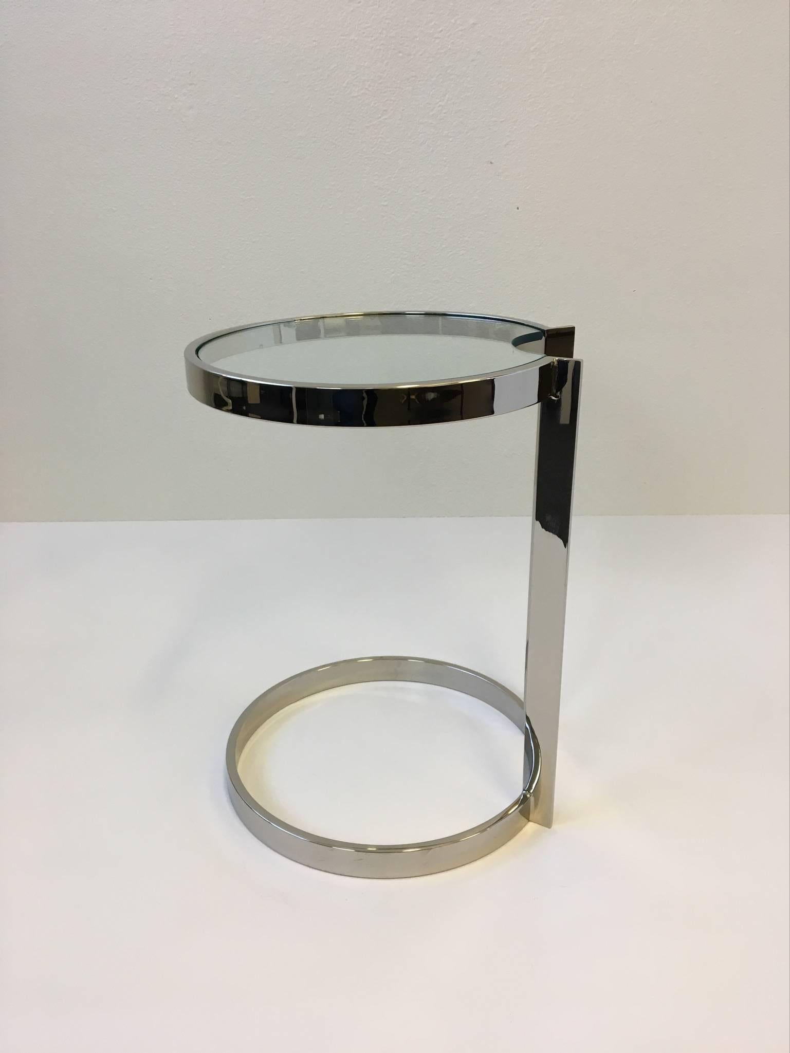 Beistelltisch aus poliertem Nickel und Glas im Stil von Milo Baughman (Moderne) im Angebot