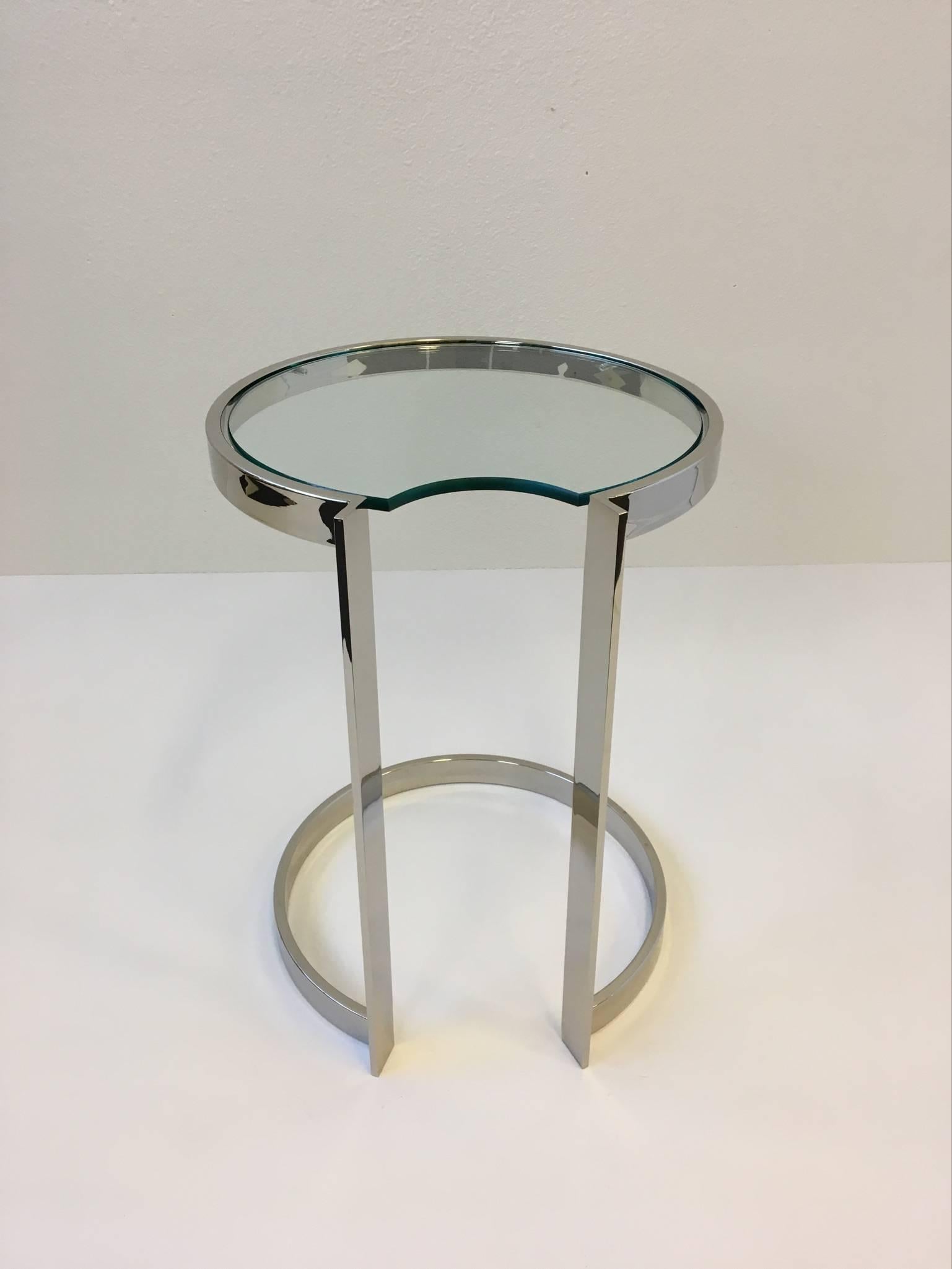 Beistelltisch aus poliertem Nickel und Glas im Stil von Milo Baughman (amerikanisch) im Angebot