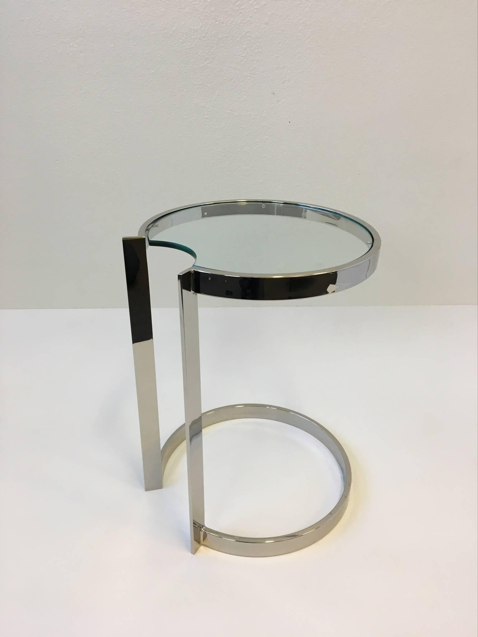 Beistelltisch aus poliertem Nickel und Glas im Stil von Milo Baughman (Poliert) im Angebot