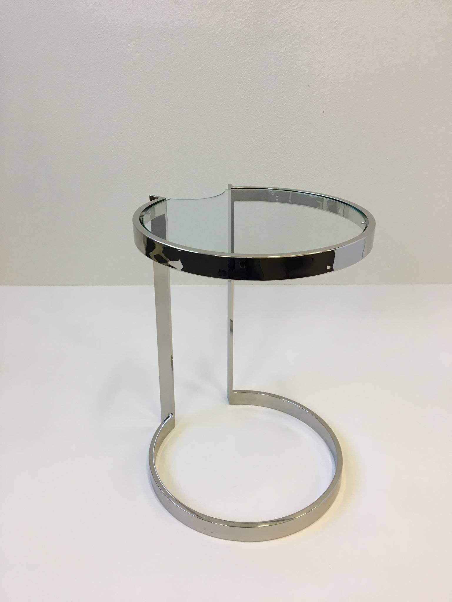 Beistelltisch aus poliertem Nickel und Glas im Stil von Milo Baughman im Angebot 1