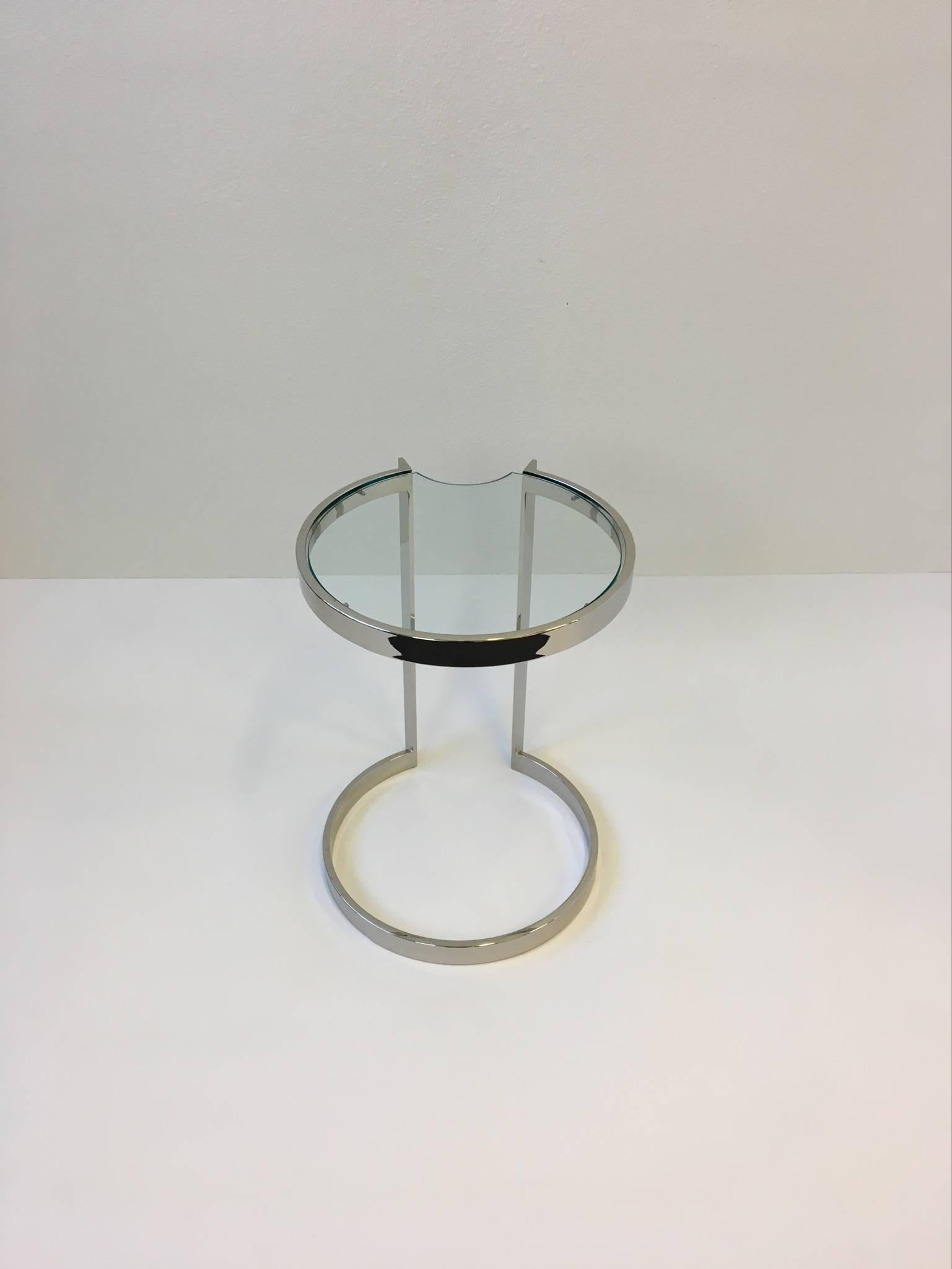 Beistelltisch aus poliertem Nickel und Glas im Stil von Milo Baughman im Angebot 2
