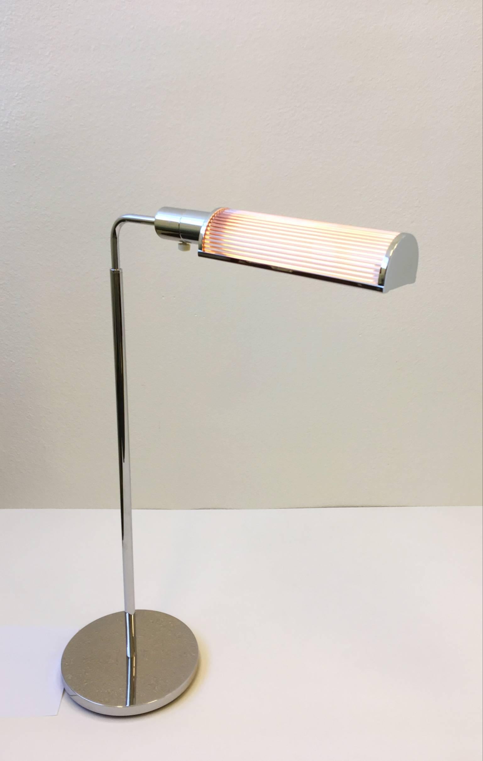Moderne Paire de lampadaires réglables en chrome et verre par Casella en vente