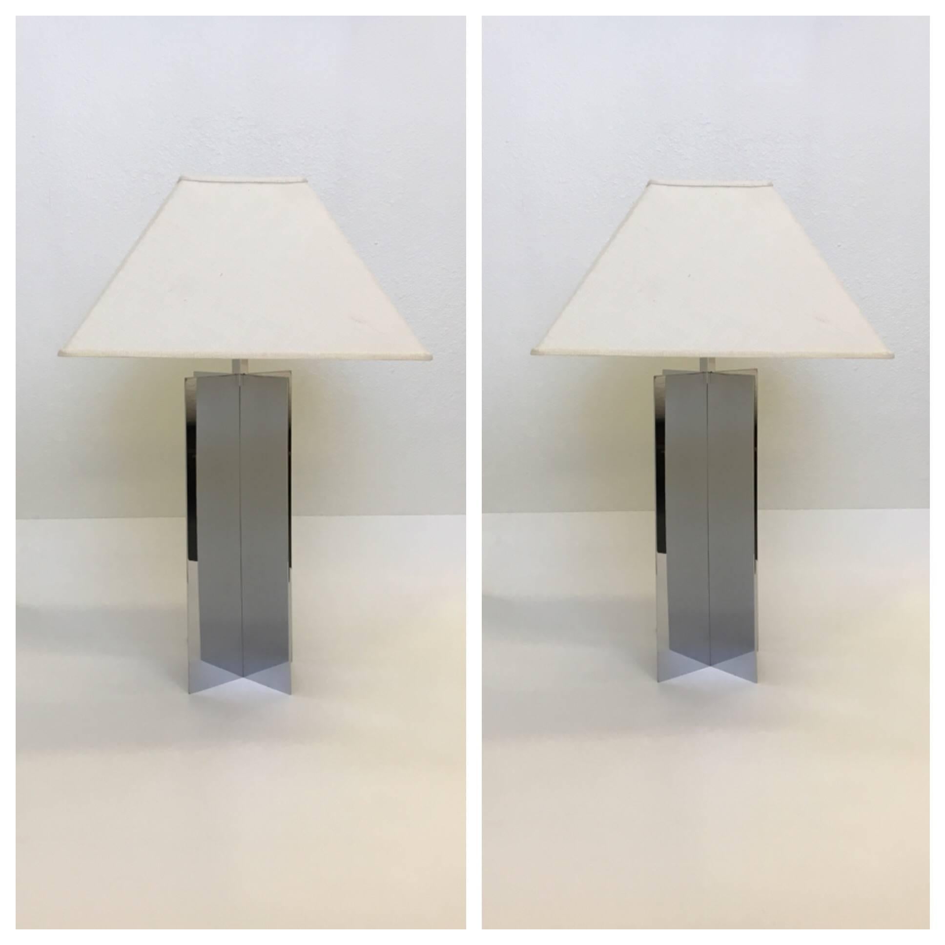 A amazing polished aluminium X base table lamps designed by Paul Mayen for Habitat in the 1970s. The lamps have a small scratch on back side, it's difficult to show in a photograph.
Newly rewired and new white burlap shades.
Dimensions: 32