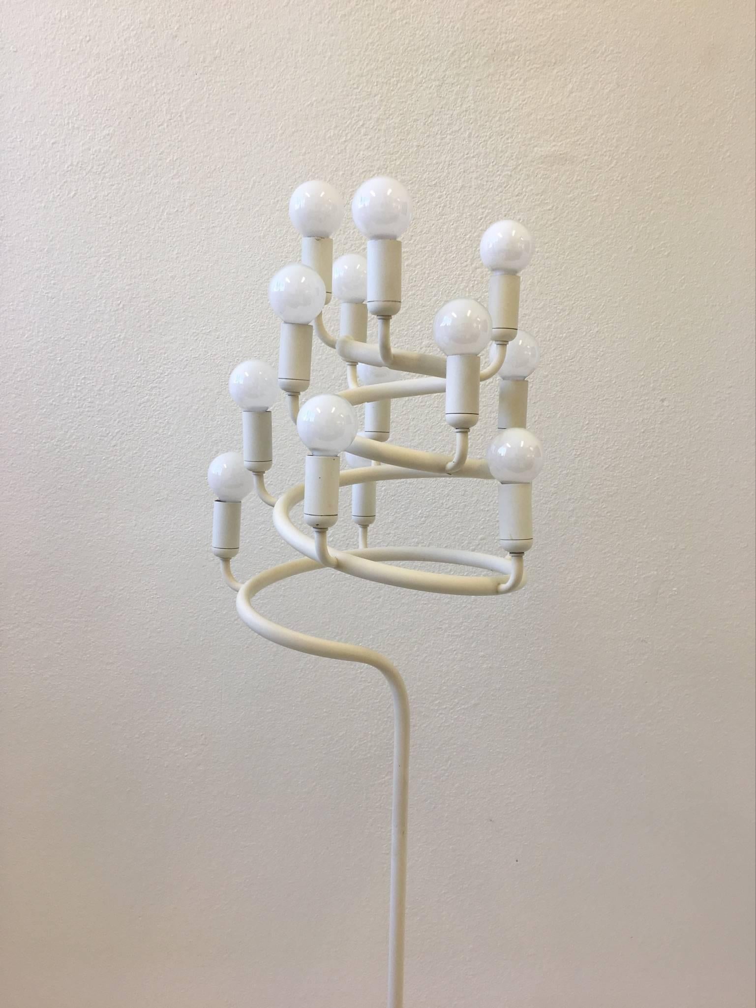 Milieu du XXe siècle Lampadaire en forme de candélabre en spirale de Laurel en vente