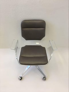 Schreibtisch-Drehstuhl aus Acryl und Leder auf Rollen von Hill Manufacturing Co.