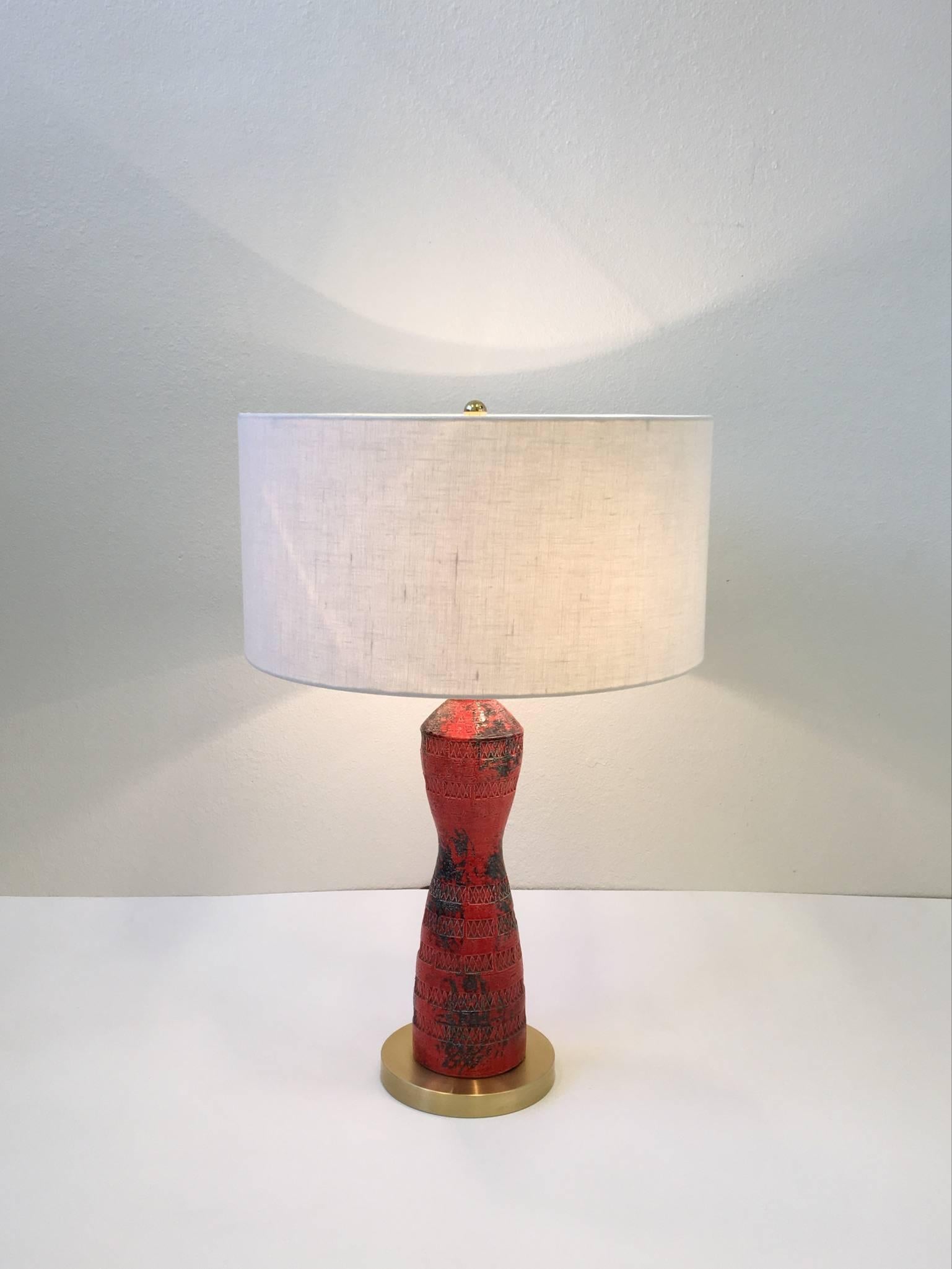 A rare red with black glazed Italian ceramic table lamp by Bitossi. Newly rewired with all new brass hardware, brown cloth wire and new vanilla color linen shade.

Dimension: 30