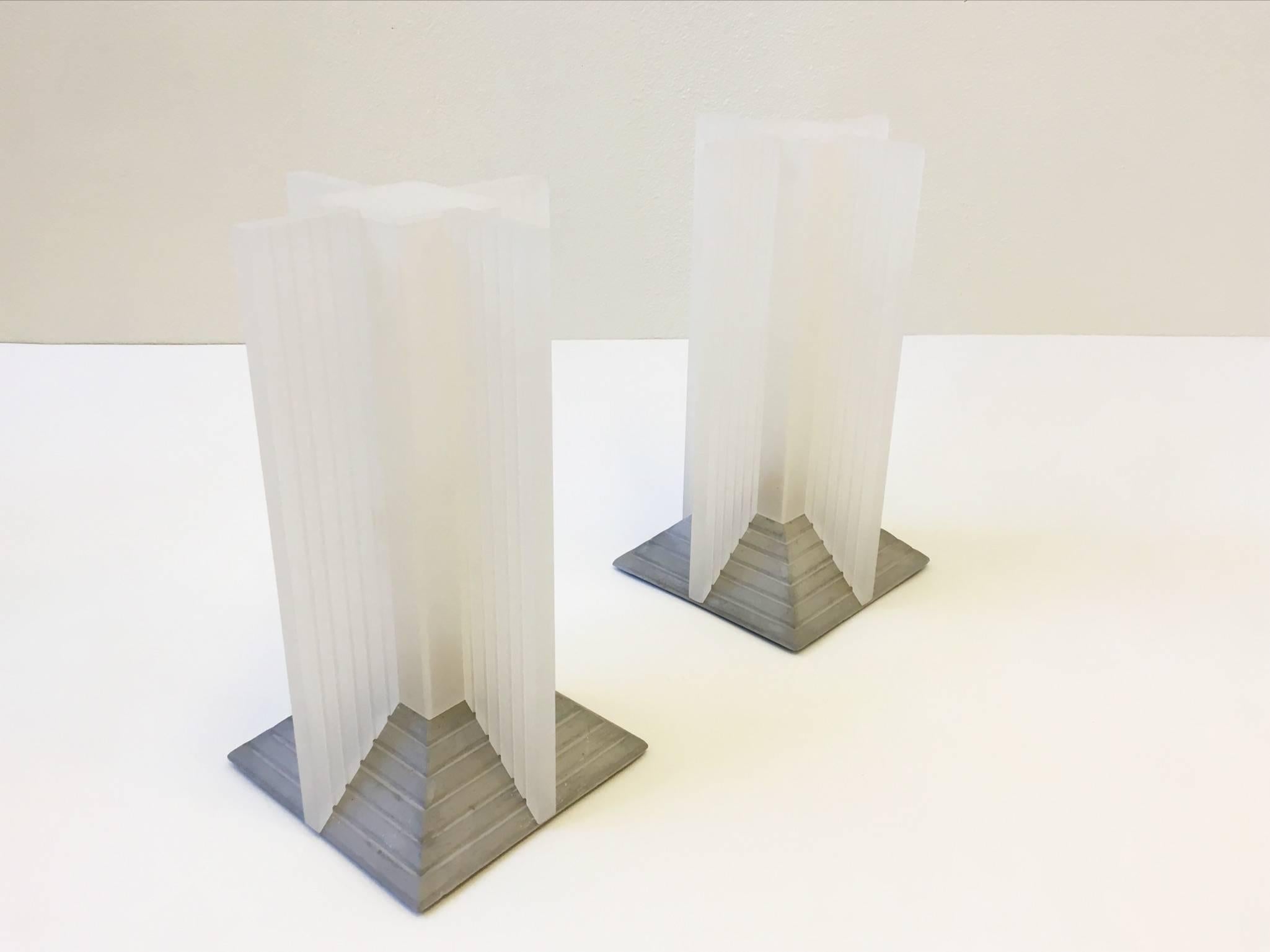 Une belle paire d'Acrylique givré et de ciment moulé  Lampes de table Memphis. 
Ces lampes sont à la manière de Ron Arad.

Dim : 19