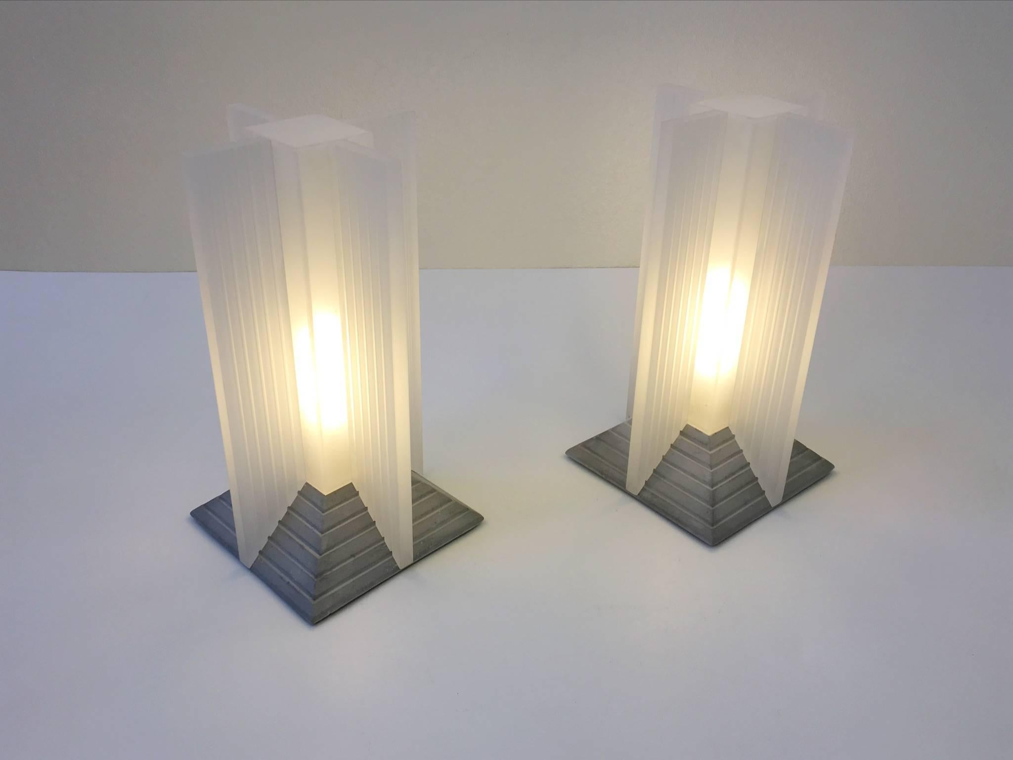 Frosted Pair of Acrylic and Cement Memphis Table Lamps  For Sale