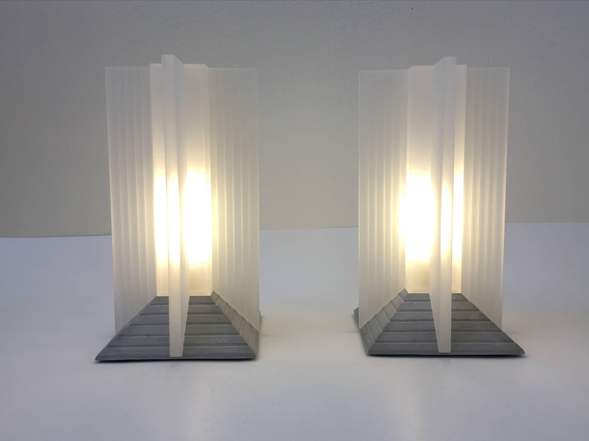 Paire de lampes de bureau Memphis en acrylique et ciment Excellent état - En vente à Palm Springs, CA