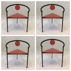 Juego de cuatro sillas de comedor trípode Memphis a la manera de Michele de Lucchi