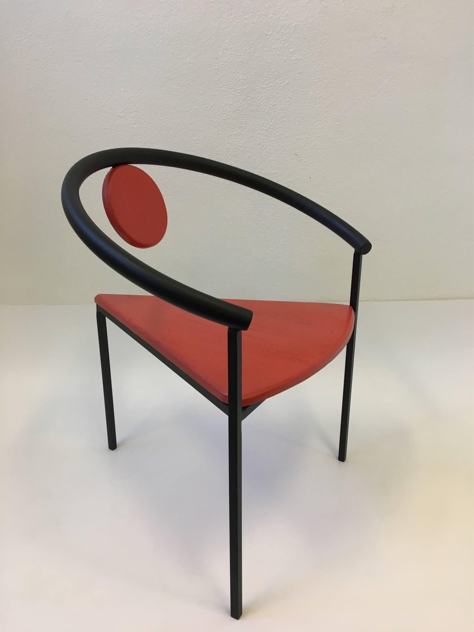 Set aus vier dreibeinigen Memphis-Esszimmerstühlen in der Art von Michele de Lucchi (Memphis Group) im Angebot