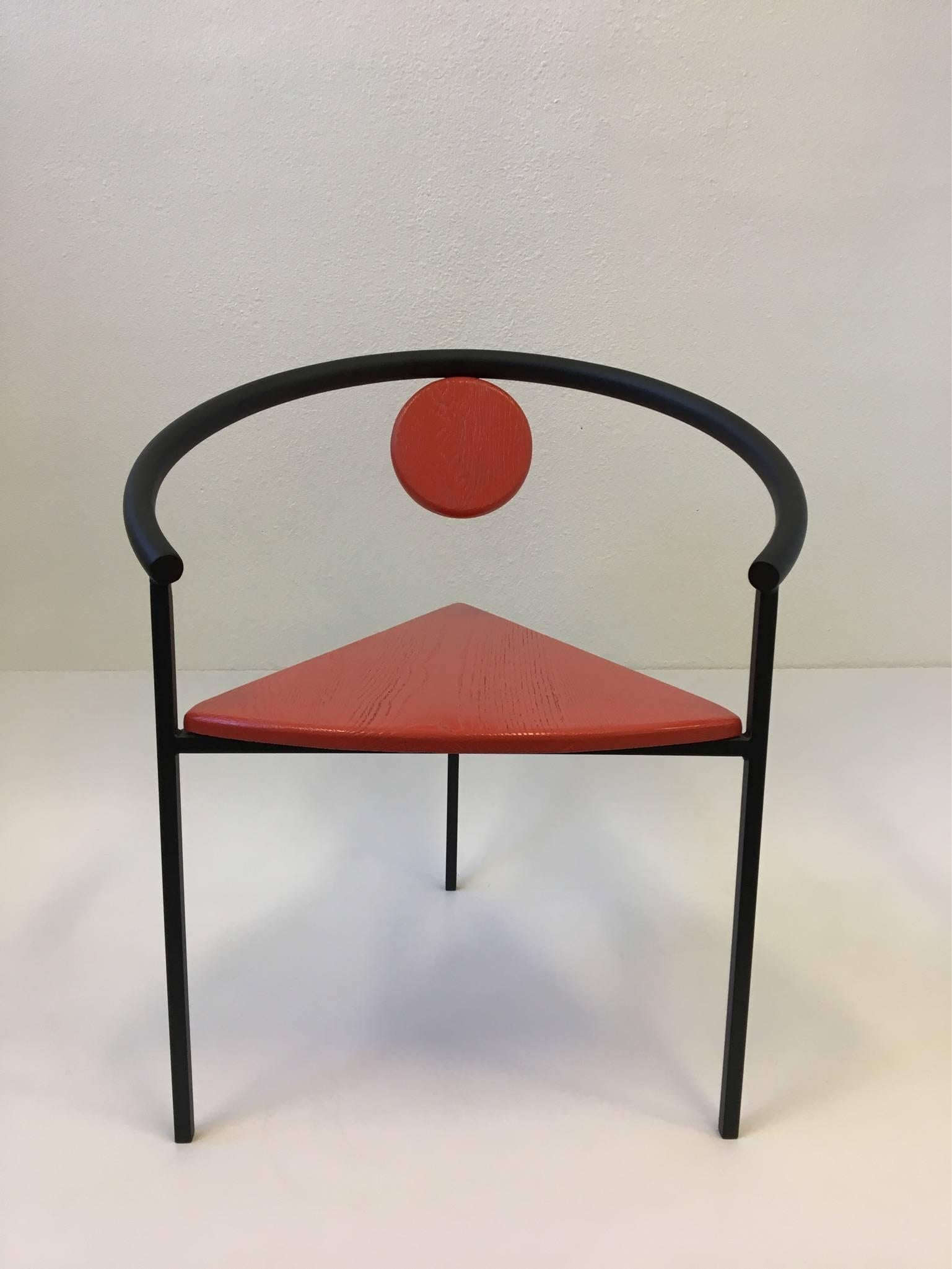 Set aus vier dreibeinigen Memphis-Esszimmerstühlen in der Art von Michele de Lucchi (Italienisch) im Angebot