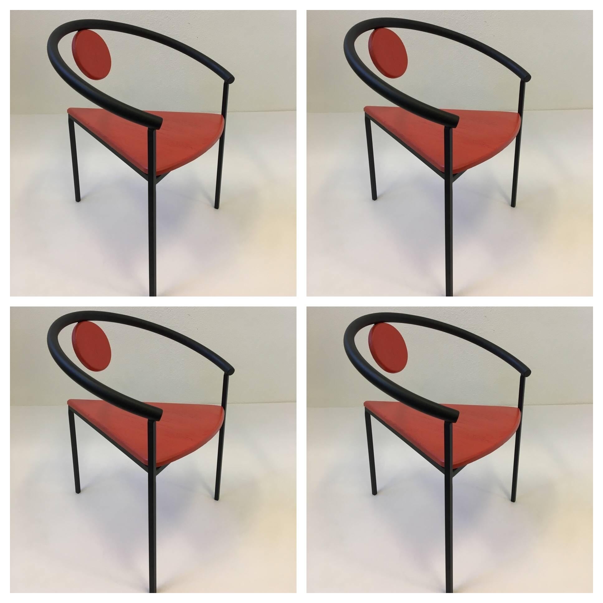 Ensemble de quatre chaises de salle à manger à trois pieds Memphis, dans le style de Michele de Lucchi en vente 2