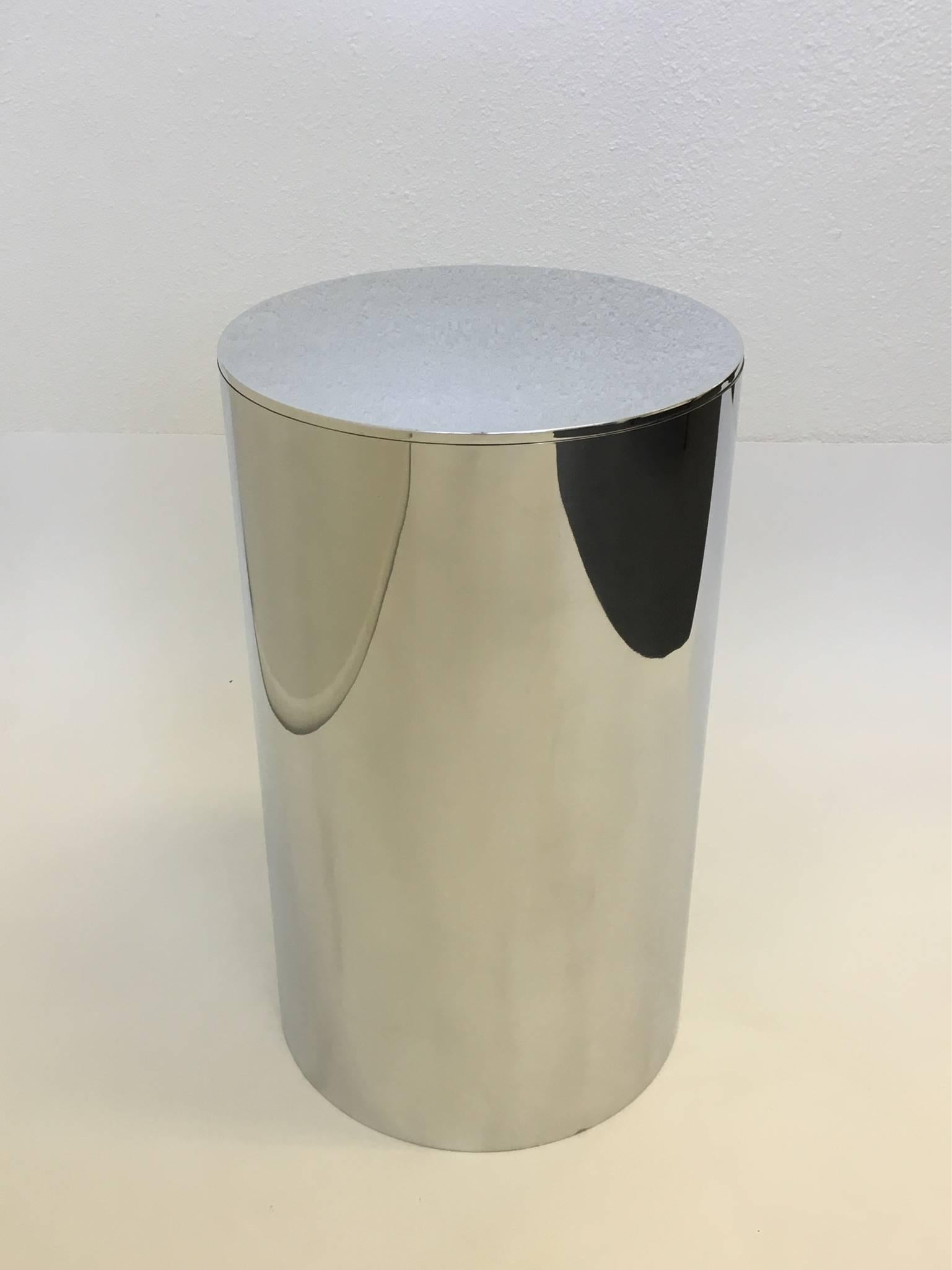 A simple but elegant polished aluminium drum occasional table designed by Paul Mayen for Habitat UK. Newly professionally polished.
Dimensions: 12