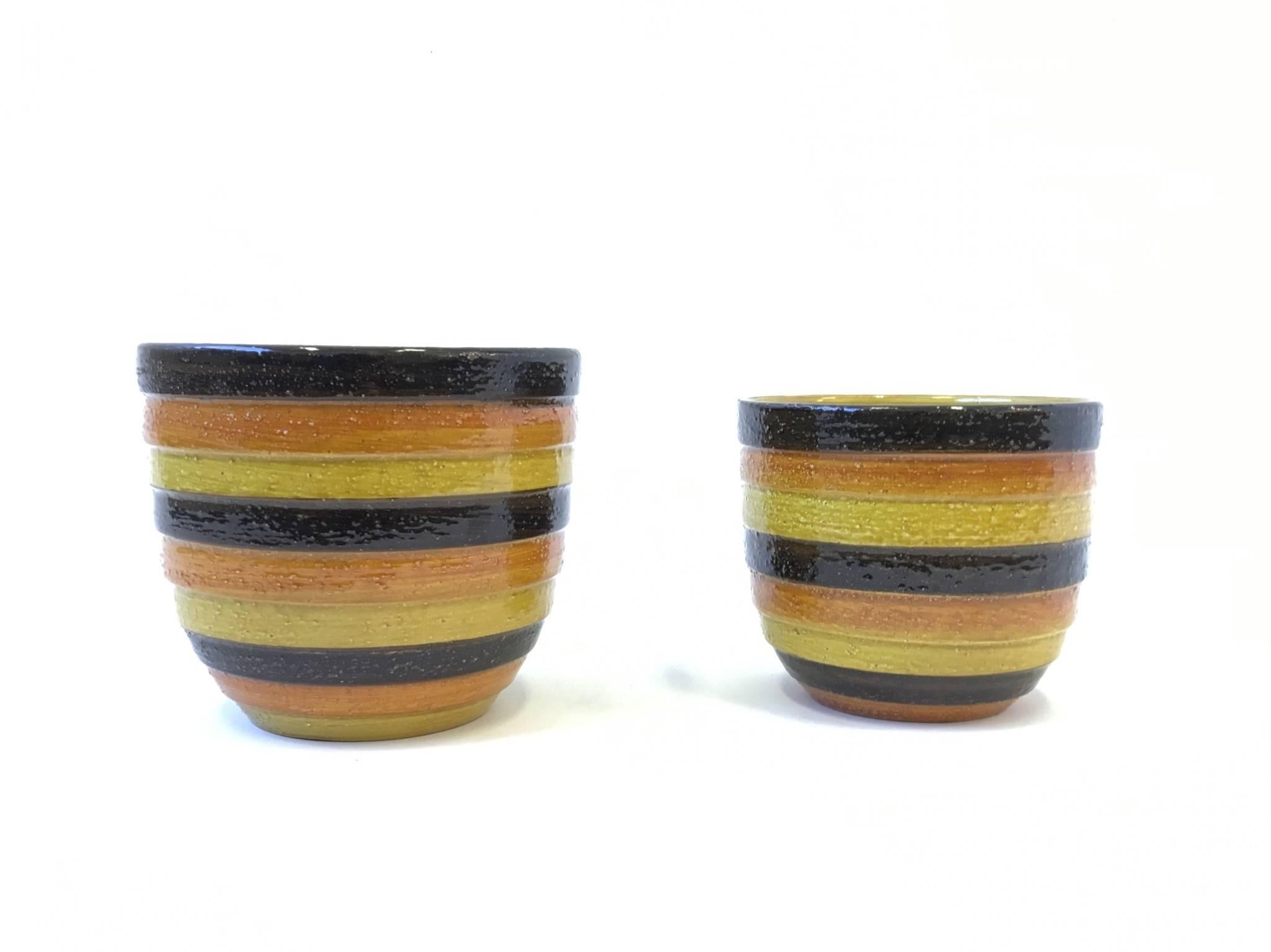 A pair of Italian ceramic planters or bowls design in the 1960s by Bitossi for Rosenthal Netter. The pair are different size, the large one is 8.25
