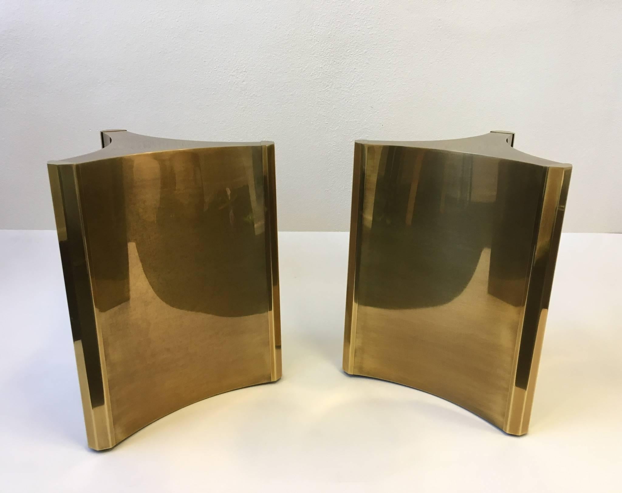 A glamorous pair of 1970s aged brass dining table pedestals by Mastercraft. This have the original Mastercraft patina. If you need glass, let us know. Price is just for pedestal for easy shipping.
Dimensions: 27.5