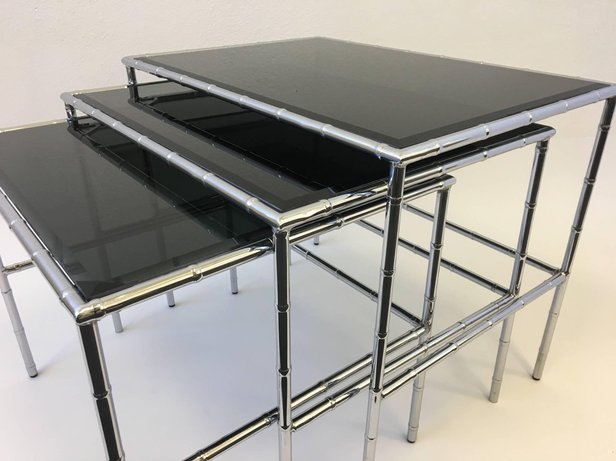 Satz von drei Schachteltischen aus Chrom und Rauchglas und Kunstbambus (Hollywood Regency) im Angebot