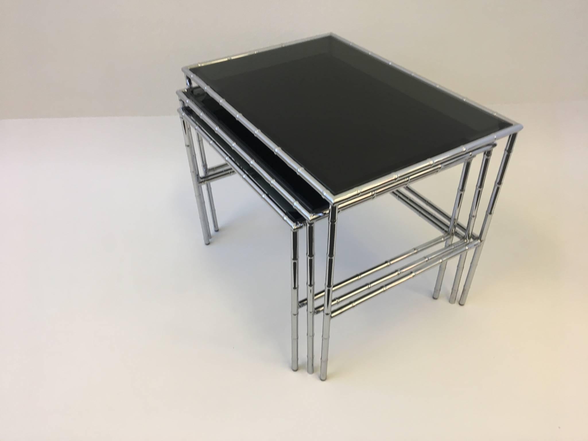 Satz von drei Schachteltischen aus Chrom und Rauchglas und Kunstbambus (Abgeschrägt) im Angebot