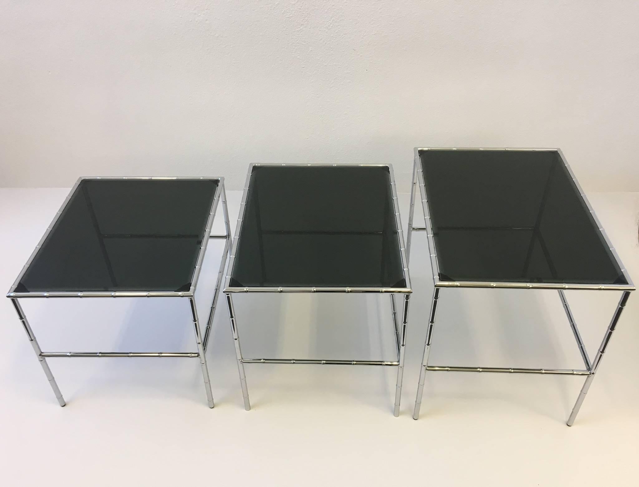 Satz von drei Schachteltischen aus Chrom und Rauchglas und Kunstbambus (Ende des 20. Jahrhunderts) im Angebot