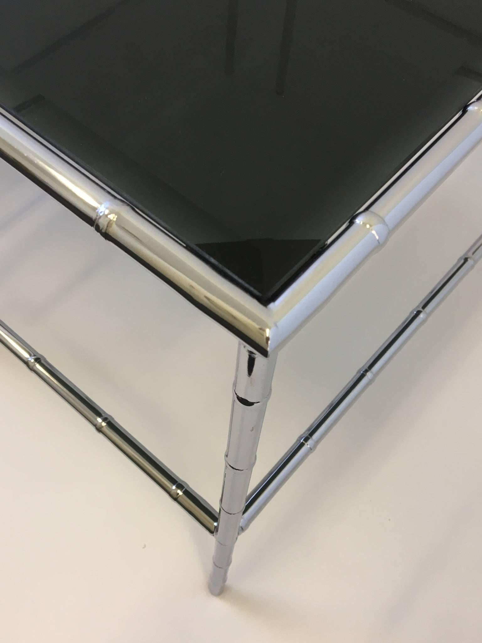 Satz von drei Schachteltischen aus Chrom und Rauchglas und Kunstbambus (Glas) im Angebot
