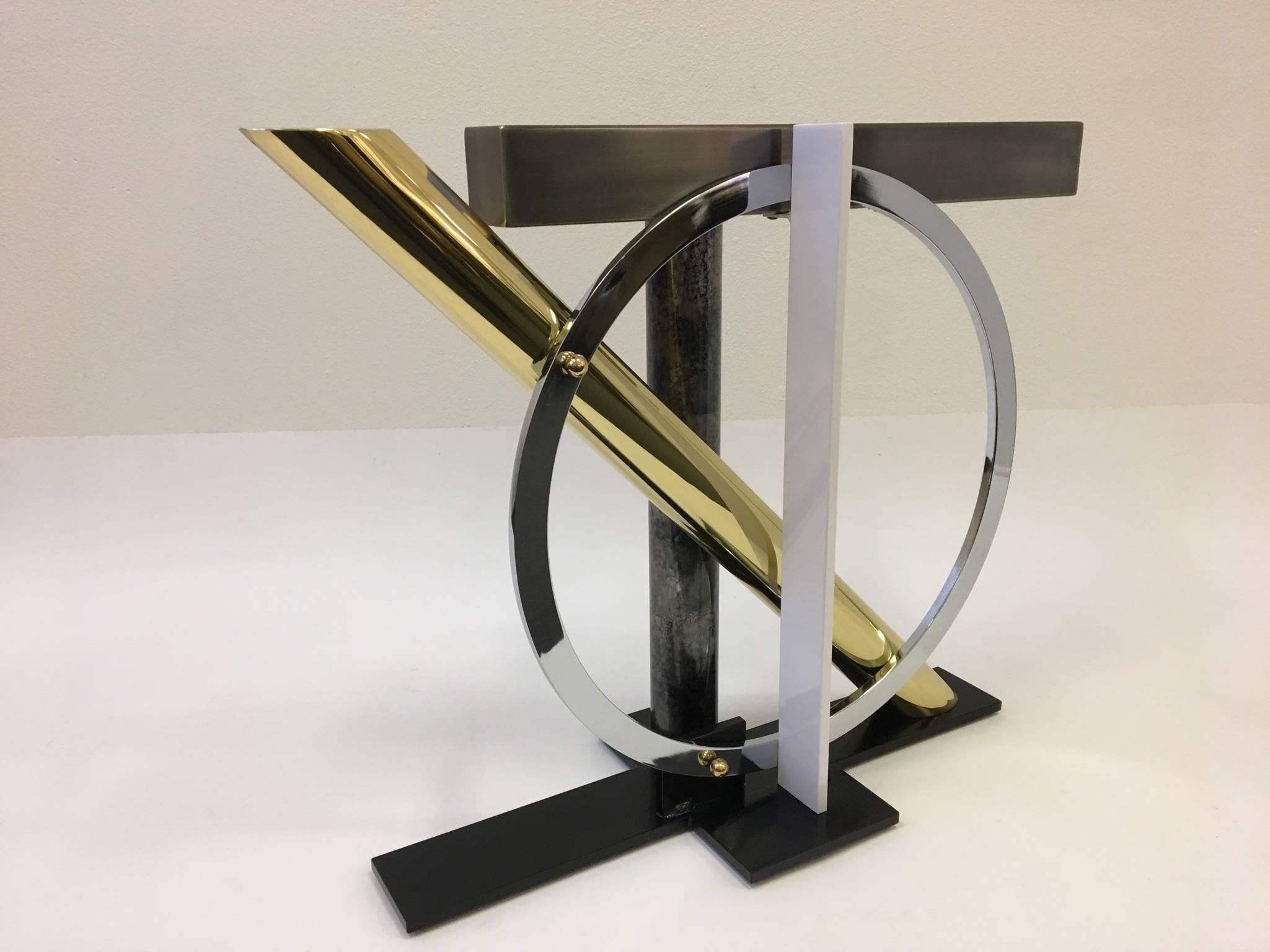 Postmoderne Table console en alliage et verre du Design Institute of America  en vente