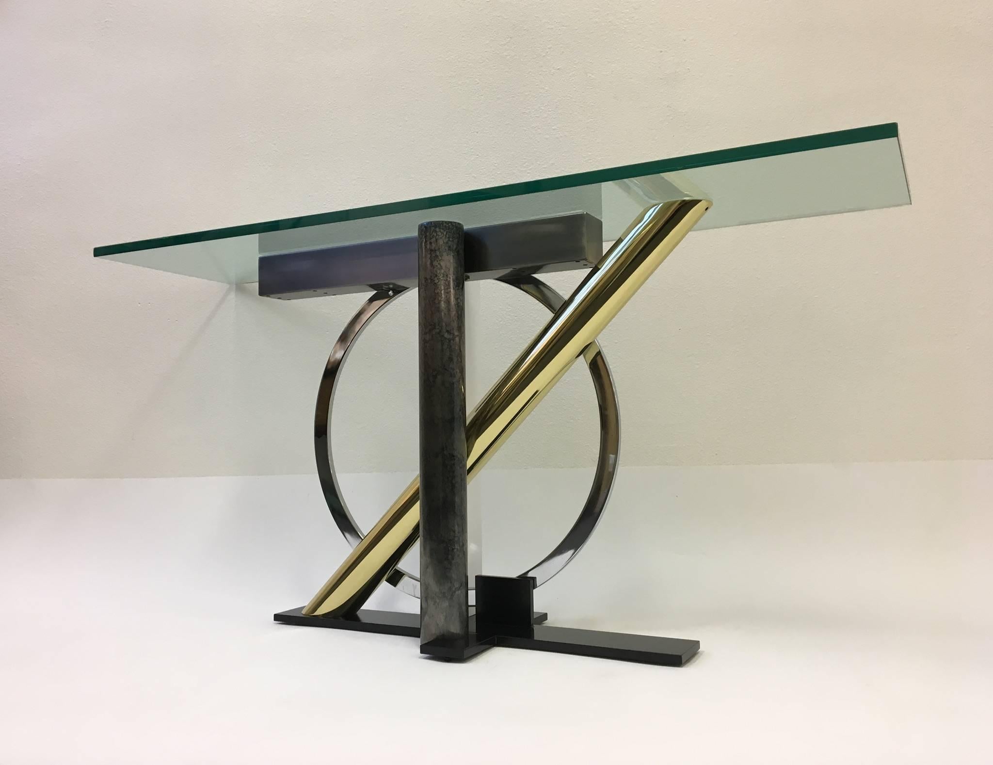 Konsolentisch aus gemischten Metallen und Glas des Design Institute of America  (Messing) im Angebot