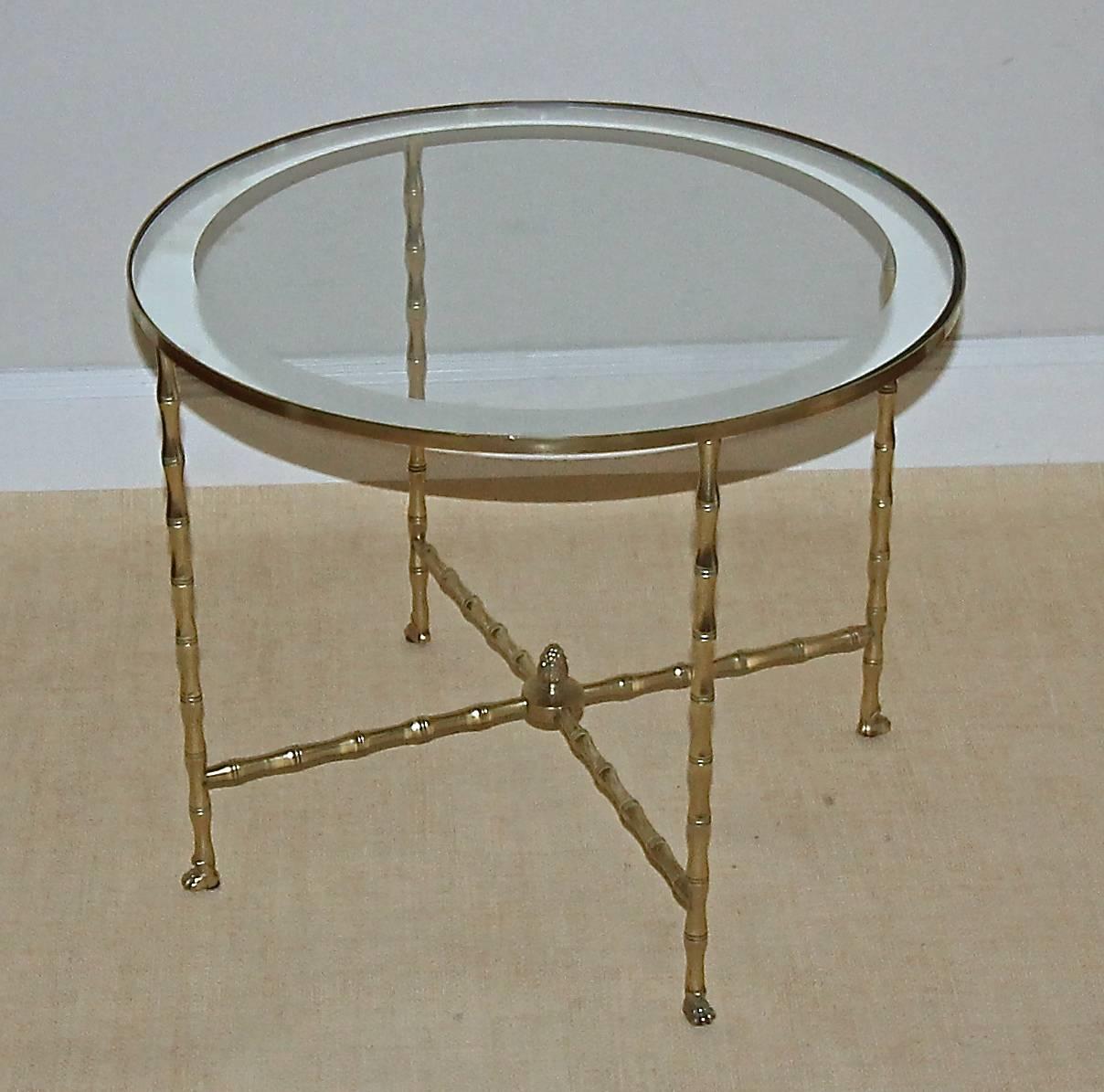 Table d'appoint ronde (ou table basse pour une pièce plus petite) en bronze ou laiton faux bambou des années 1940, avec plateau en verre inséré dans le bord en miroir, par la Maison Bagues. Détails exceptionnels, y compris les pieds en forme de