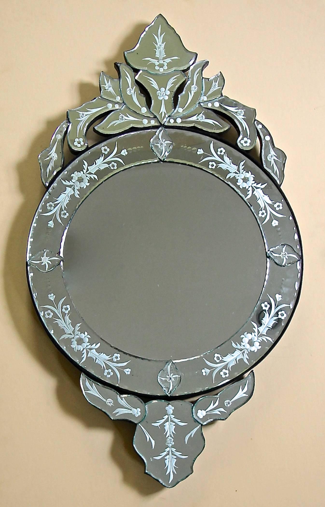 Vintage Venetian Italian wall mirror with reverse etched decoration. Circular central mirror with vertical decoration.