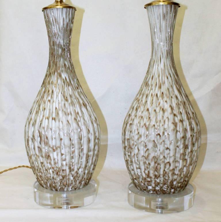 Mid-20th Century Pair of Italian Murano Glass White Table Lamps with Aventurine For Sale