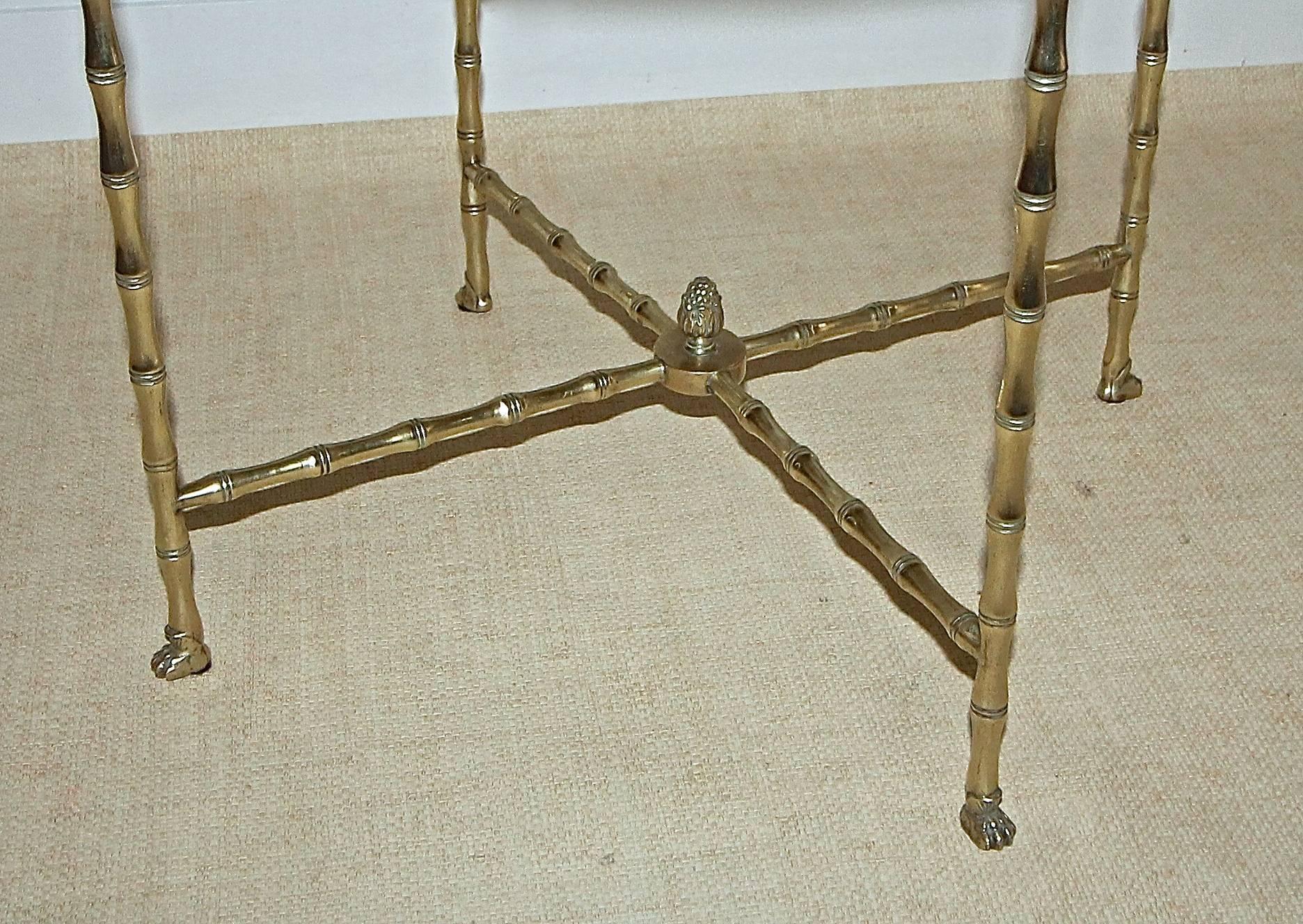 Table d'appoint ronde en bronze et faux bambou français de Bagues Bon état - En vente à Palm Springs, CA