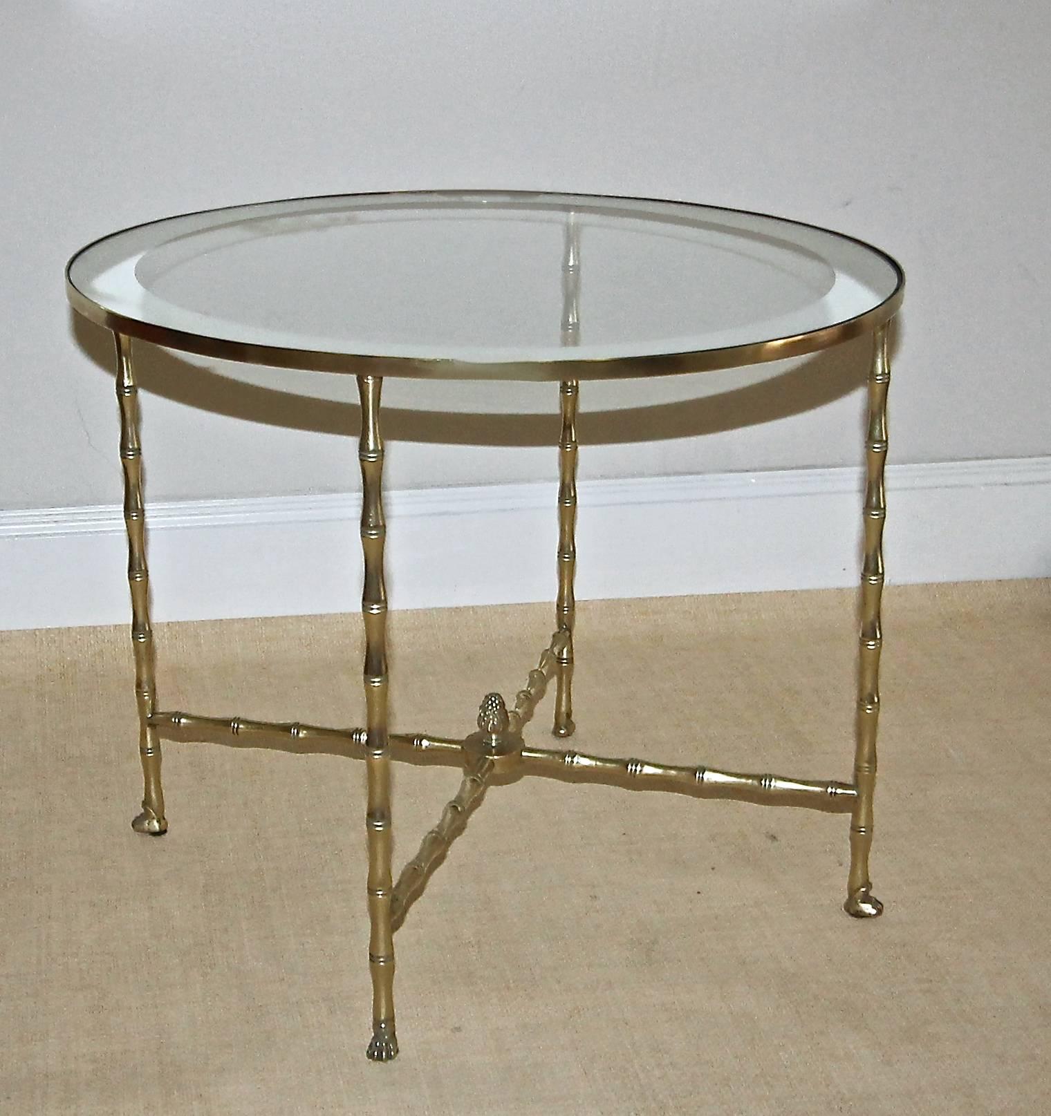 Table d'appoint ronde en bronze et faux bambou français de Bagues en vente 1