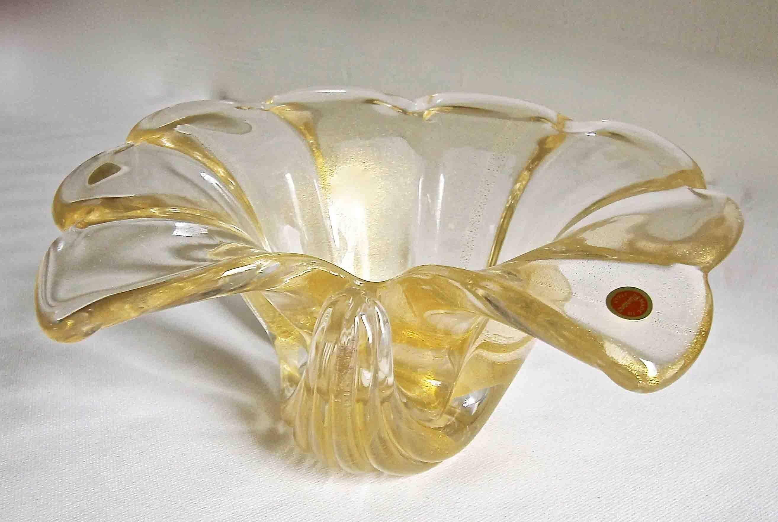 Grand bol de centre de table en verre transparent soufflé à la main de Murano avec des mouchetures d'or.
    