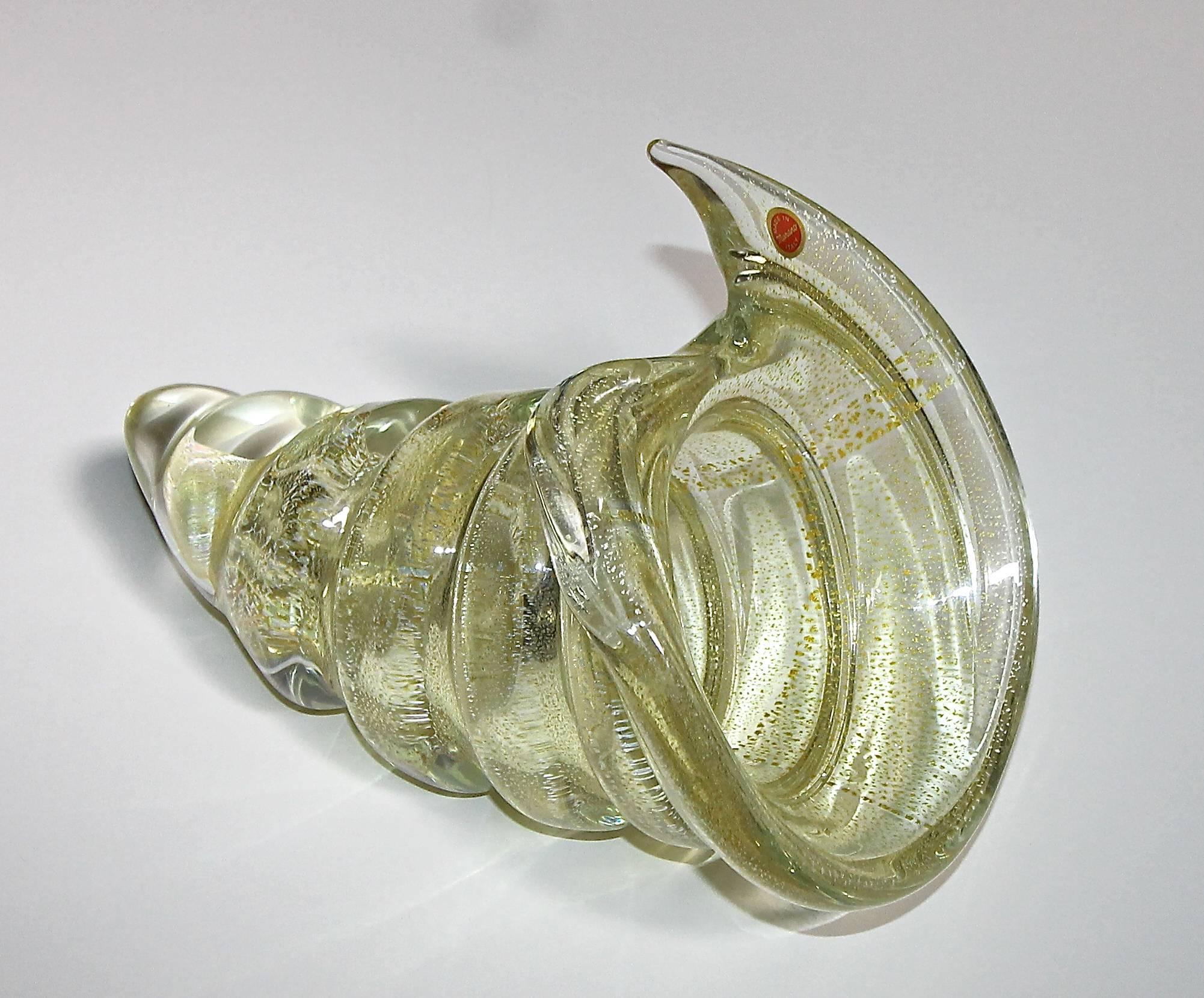 Rare et monumentale coupe en verre de Murano en forme de coquillage. Le verre épais soufflé à la main est doré et moucheté de feuilles d'argent à l'intérieur. Un bol extrêmement grand et lourd, pesant près de 14 livres. Conserve l'autocollant