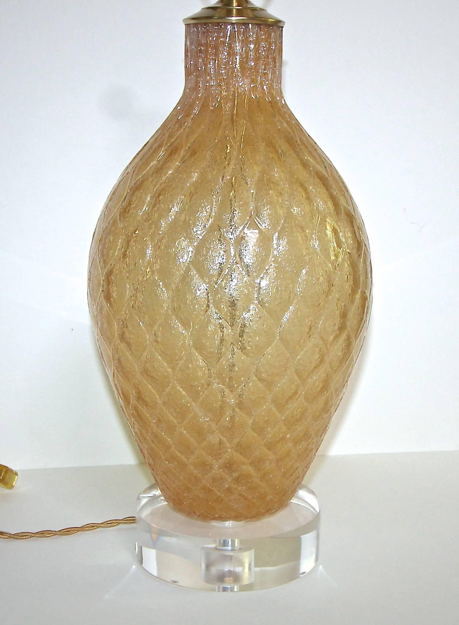 Brass Murano Amber Glass Galliano Ferro Diamond Pattern Table Lamp For Sale