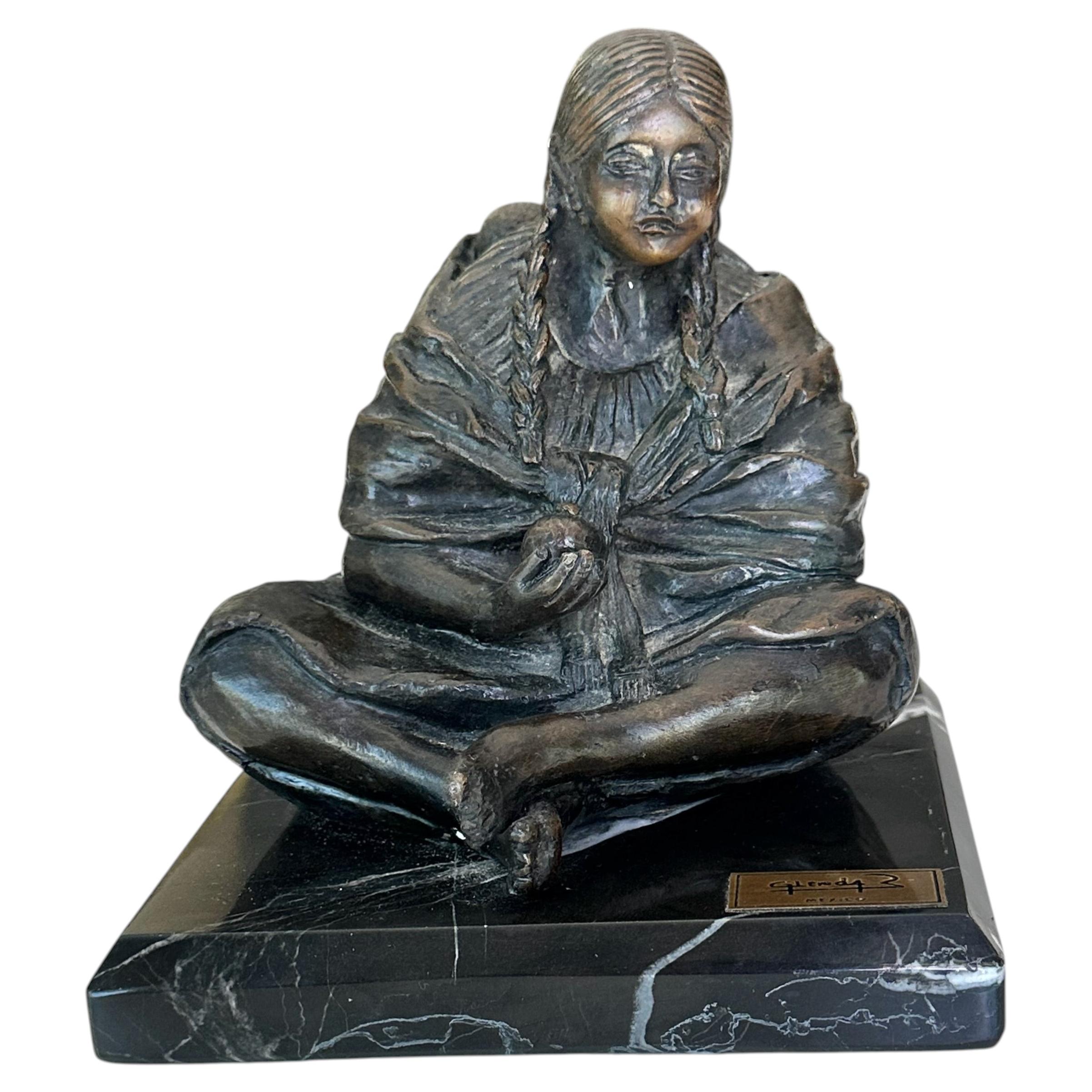 "Marta" di Glenda Hecksher: statuetta in bronzo raffigurante una donna indigena con il suo bambino