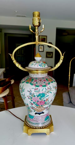 Tavolino singolo con vaso in porcellana cinese “Famille Rose” della fine del XIX secolo