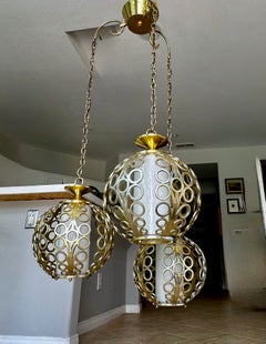 Lampadario a grappolo in ottone traforato in stile Hollywood Regency della metà del secolo, trio (3)