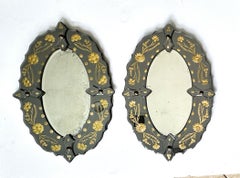 Coppia di specchi italiani in vetro nero veneziano e decorazioni floreali dorate, metà del secolo, anni ’60