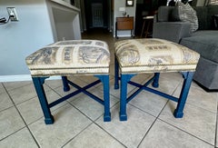 Paire de bancs peints de style Chippendale chinois, revêtus d'une tapisserie de style chinoiserie