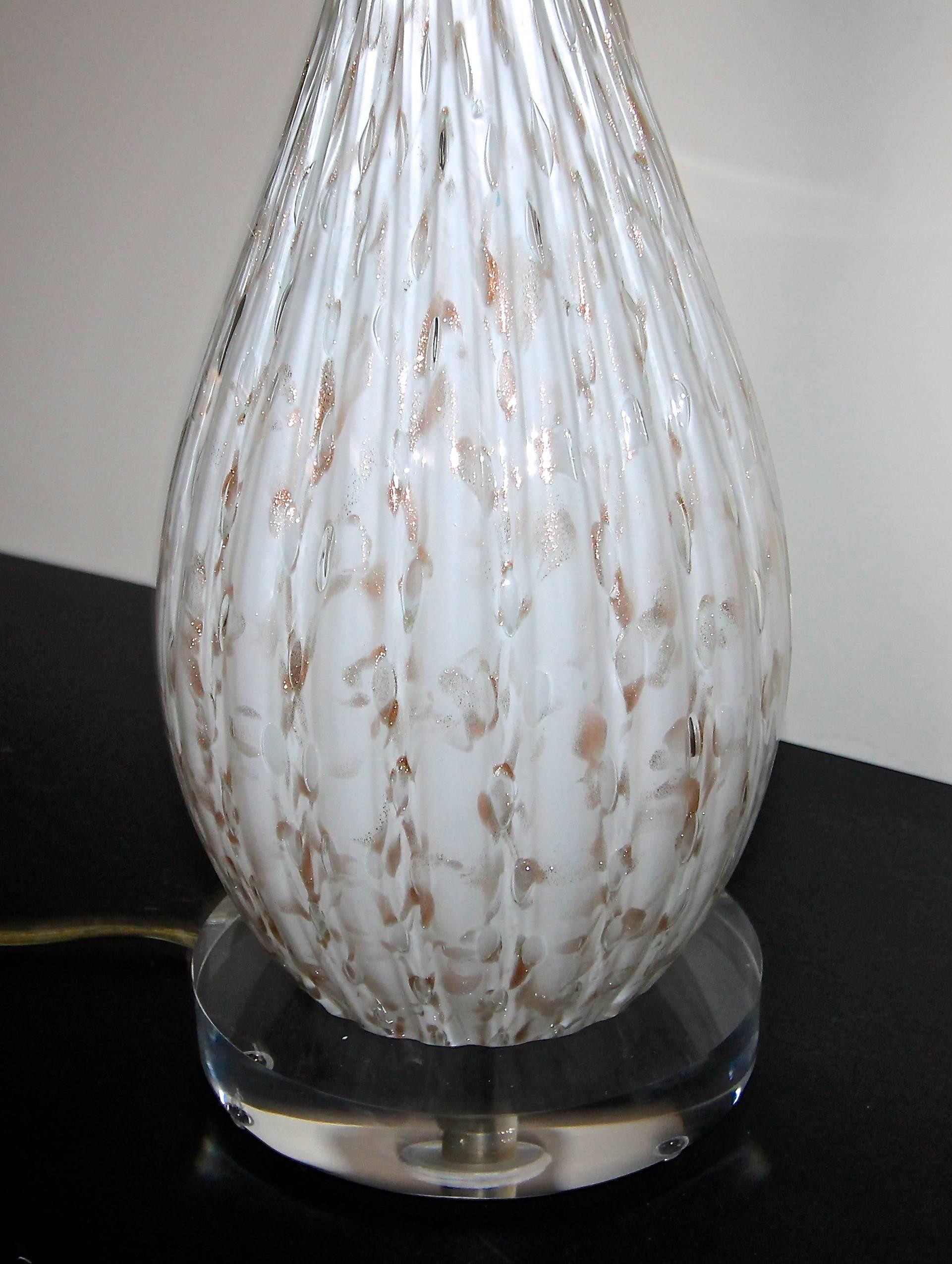 Mid-20th Century Murano Glass White and Aventurine Table Lamp For Sale