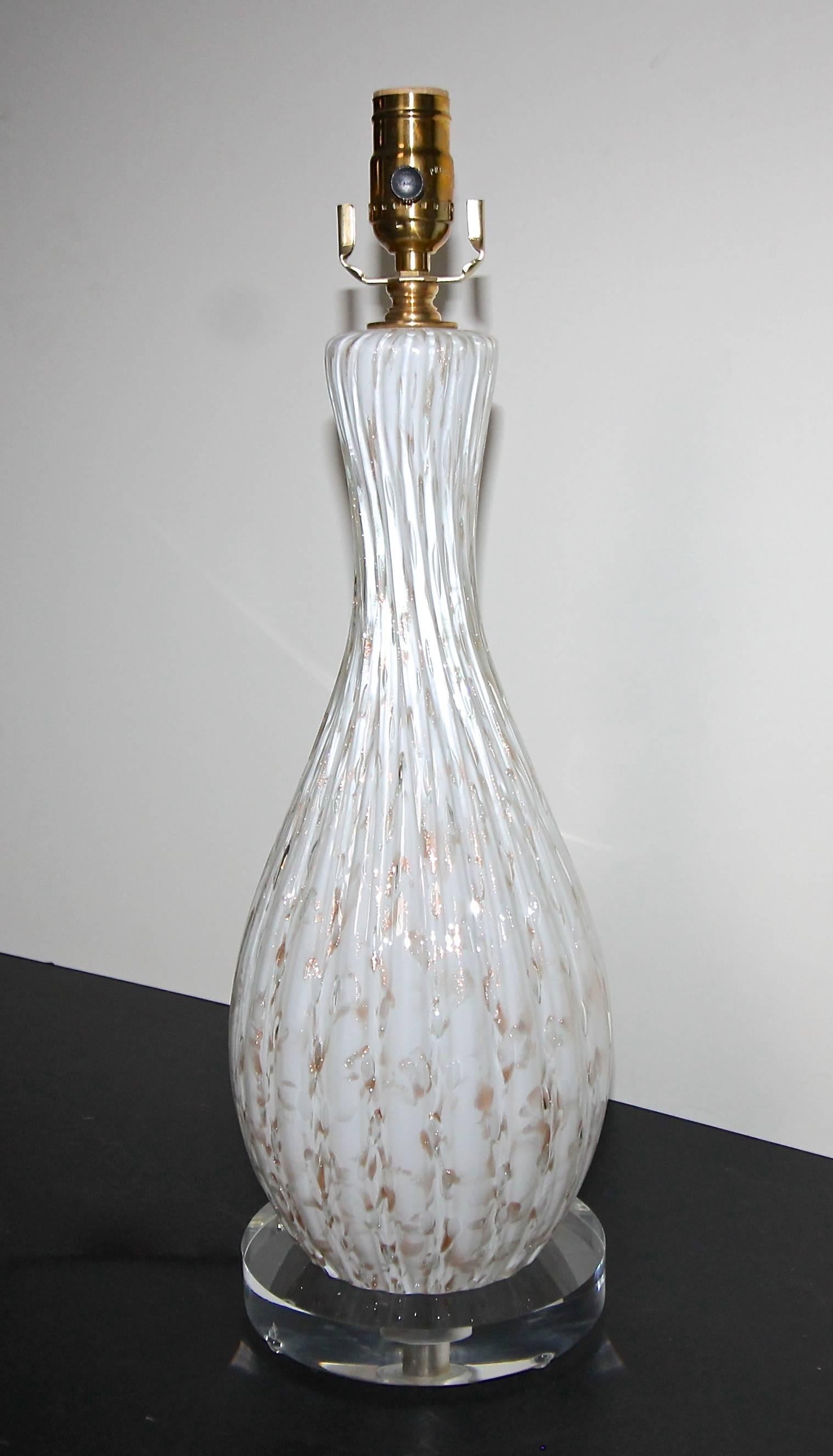 Murano Glass White and Aventurine Table Lamp In Good Condition For Sale In Dallas, TX