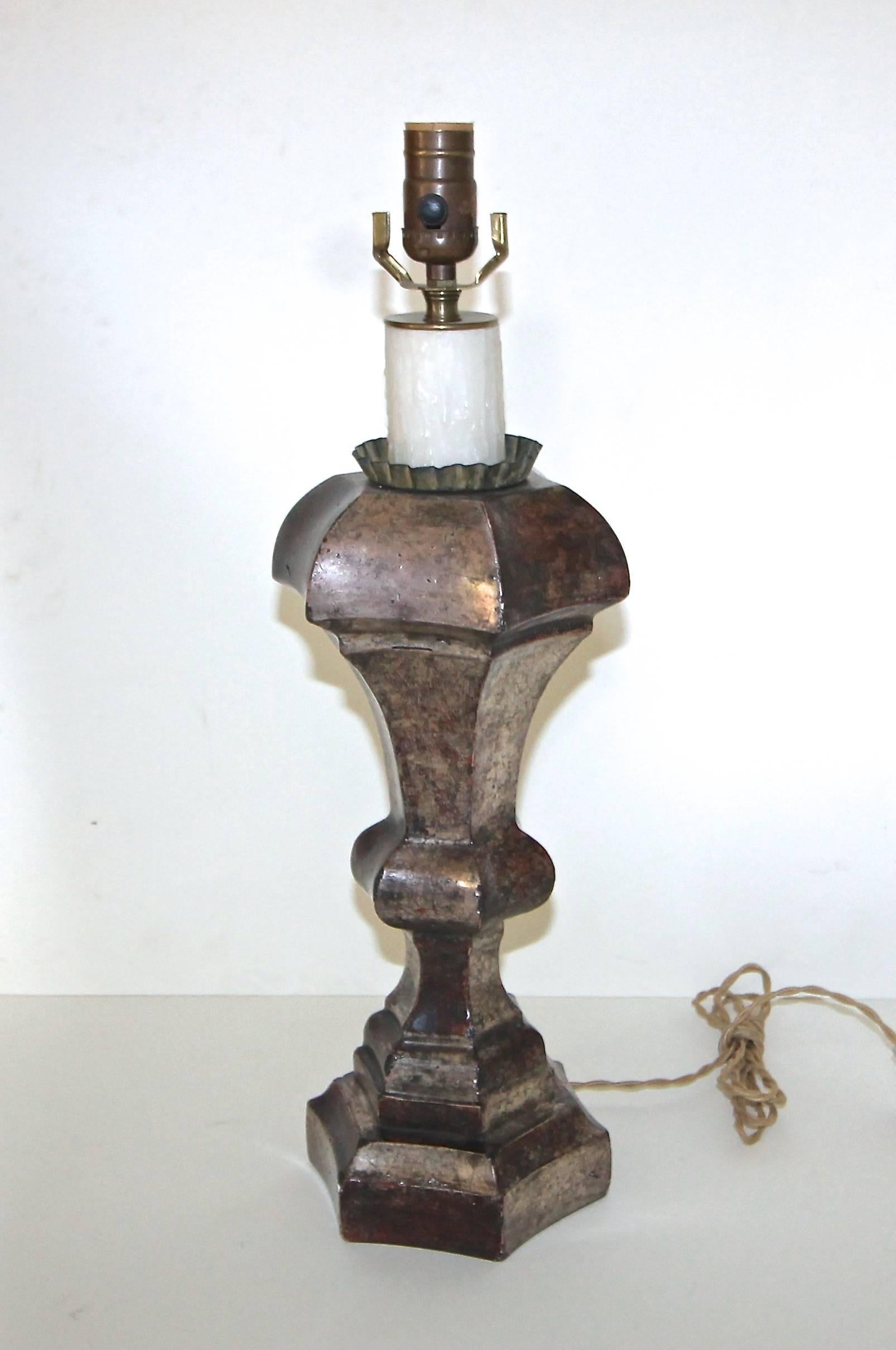 Italian Giltwood Silver Antiqued Carved Wood Table Lamp In Good Condition For Sale In Palm Springs, CA