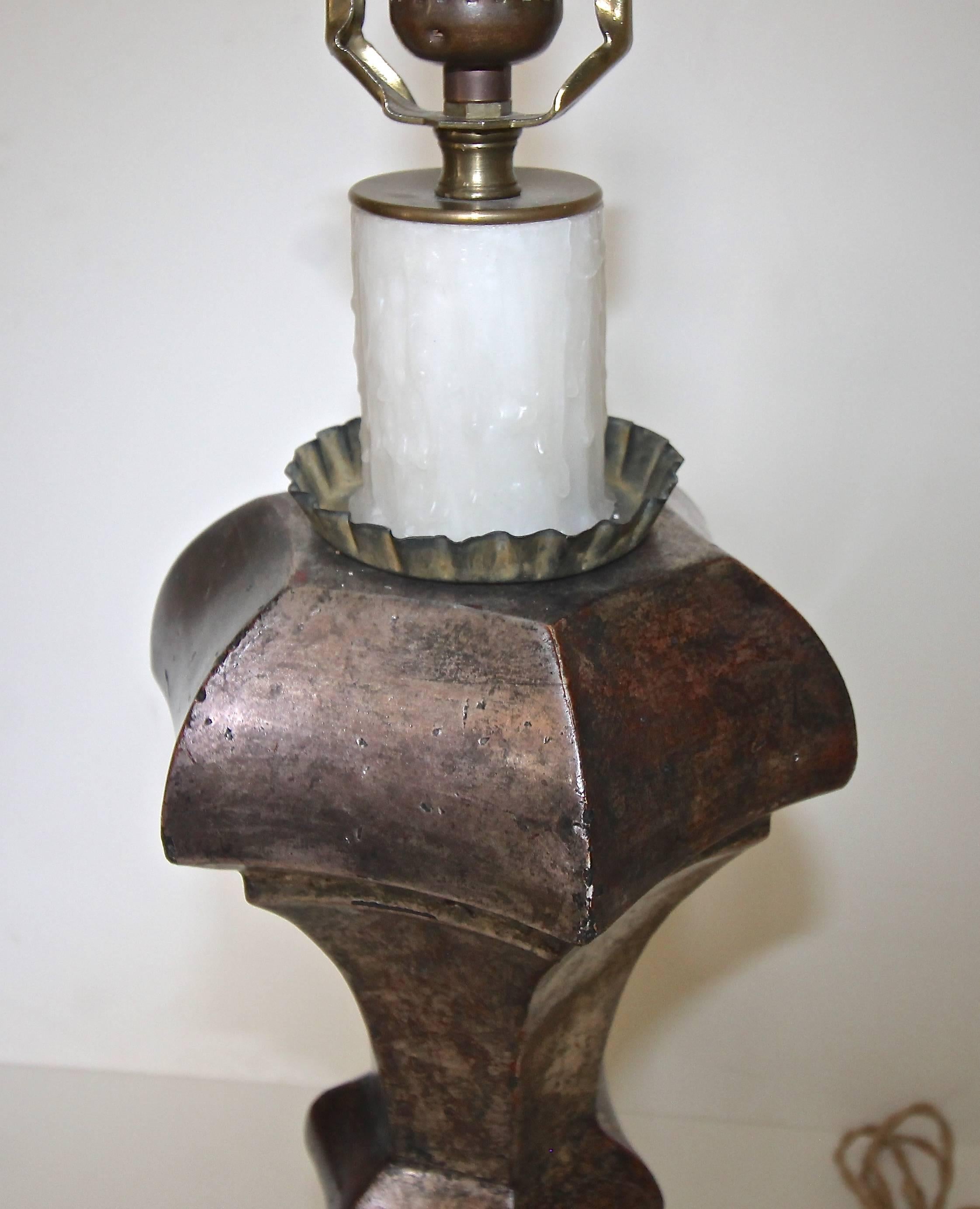 Lampe de bureau italienne en bois doré et argenté sculpté d'antiquités en vente 1