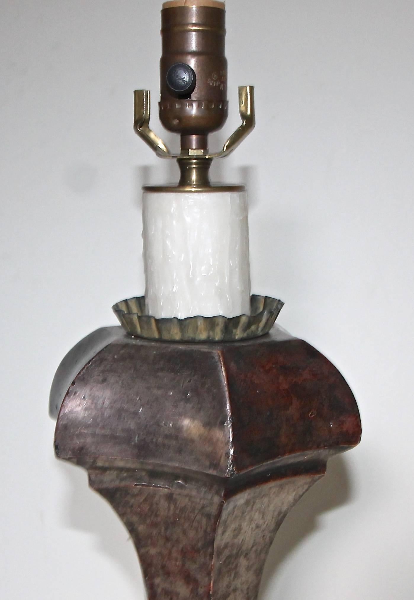 Milieu du XXe siècle Lampe de bureau italienne en bois doré et argenté sculpté d'antiquités en vente