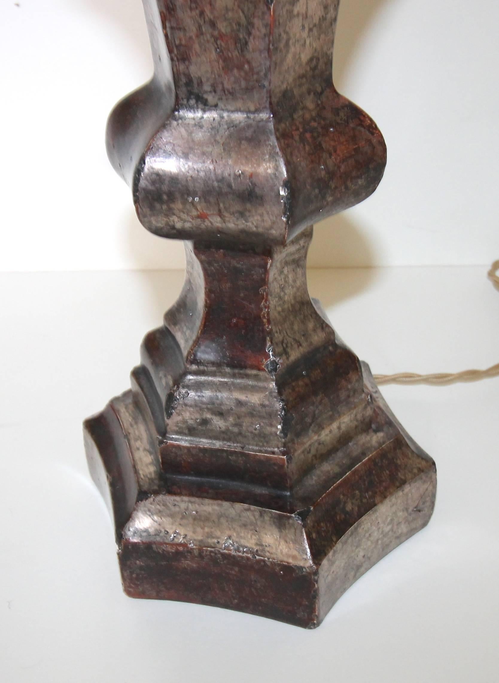 Lampe de bureau italienne en bois doré et argenté sculpté d'antiquités en vente 3
