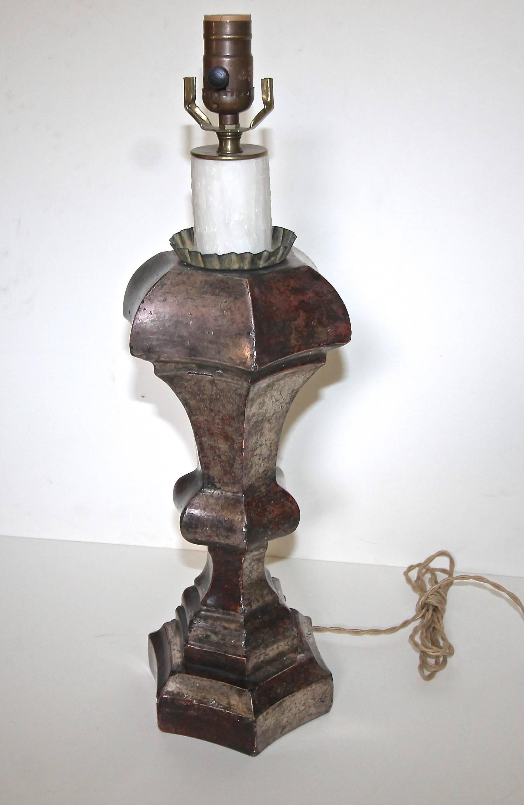 Français Lampe de bureau italienne en bois doré et argenté sculpté d'antiquités en vente