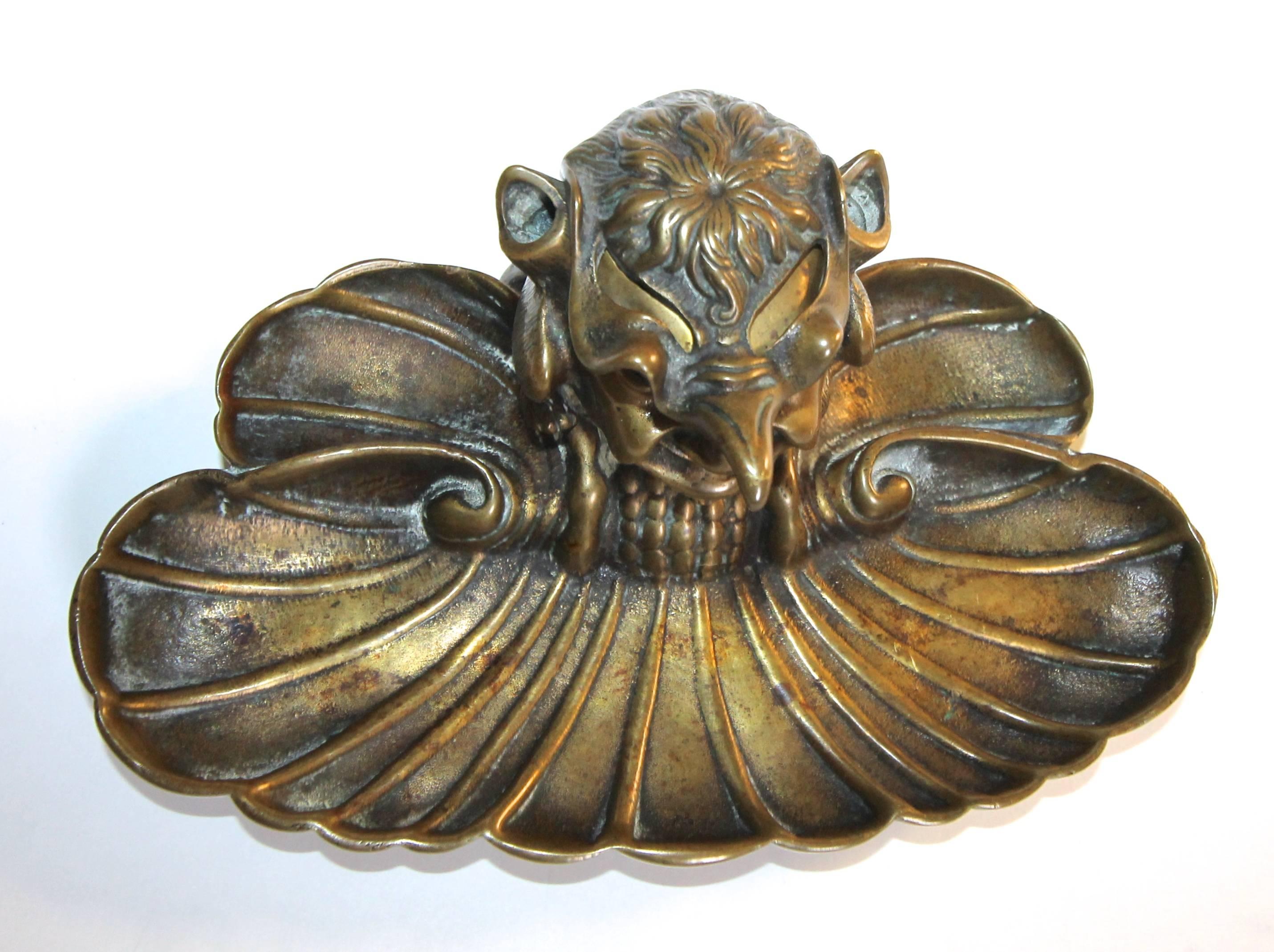 Whimsical English Late 19th Century Bronze Gargoyle on Shell Inkwell In Good Condition In Palm Springs, CA