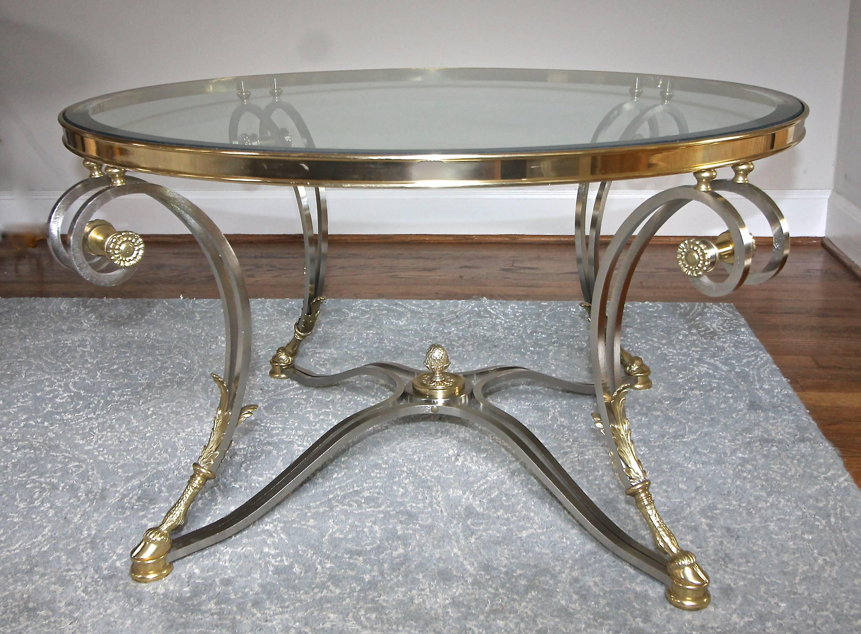 Européen Table basse ronde néoclassique en laiton brossé et acier de style Jansen en vente