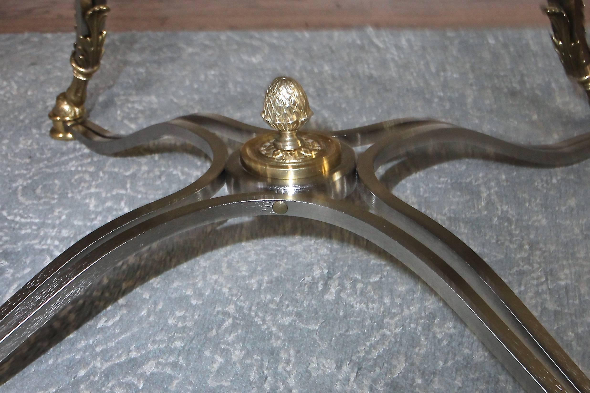 Table basse ronde néoclassique en laiton brossé et acier de style Jansen en vente 1
