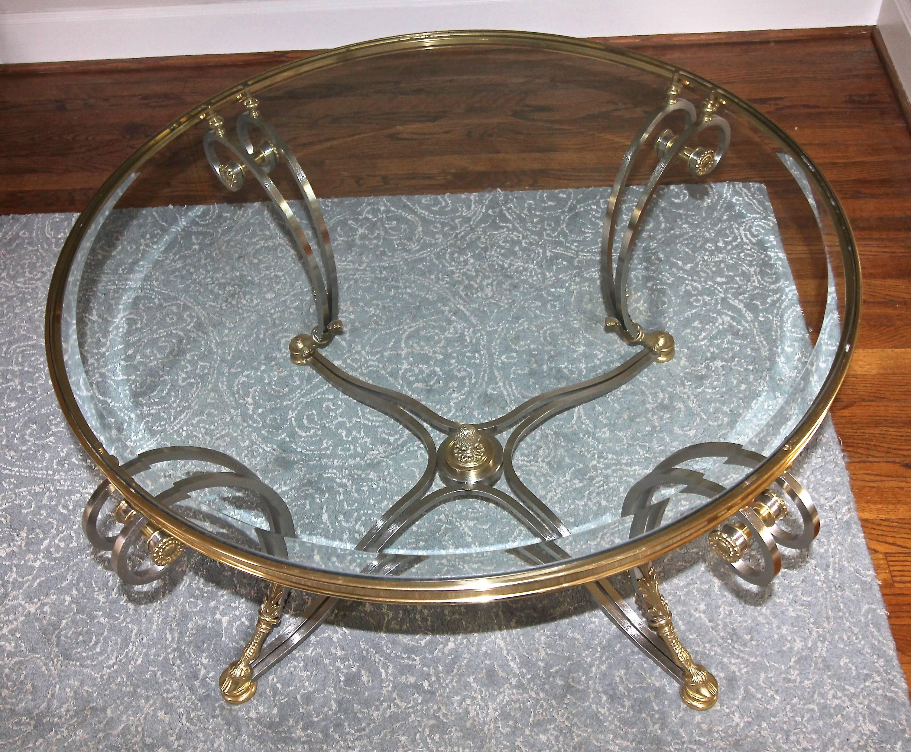 Acier Table basse ronde néoclassique en laiton brossé et acier de style Jansen en vente